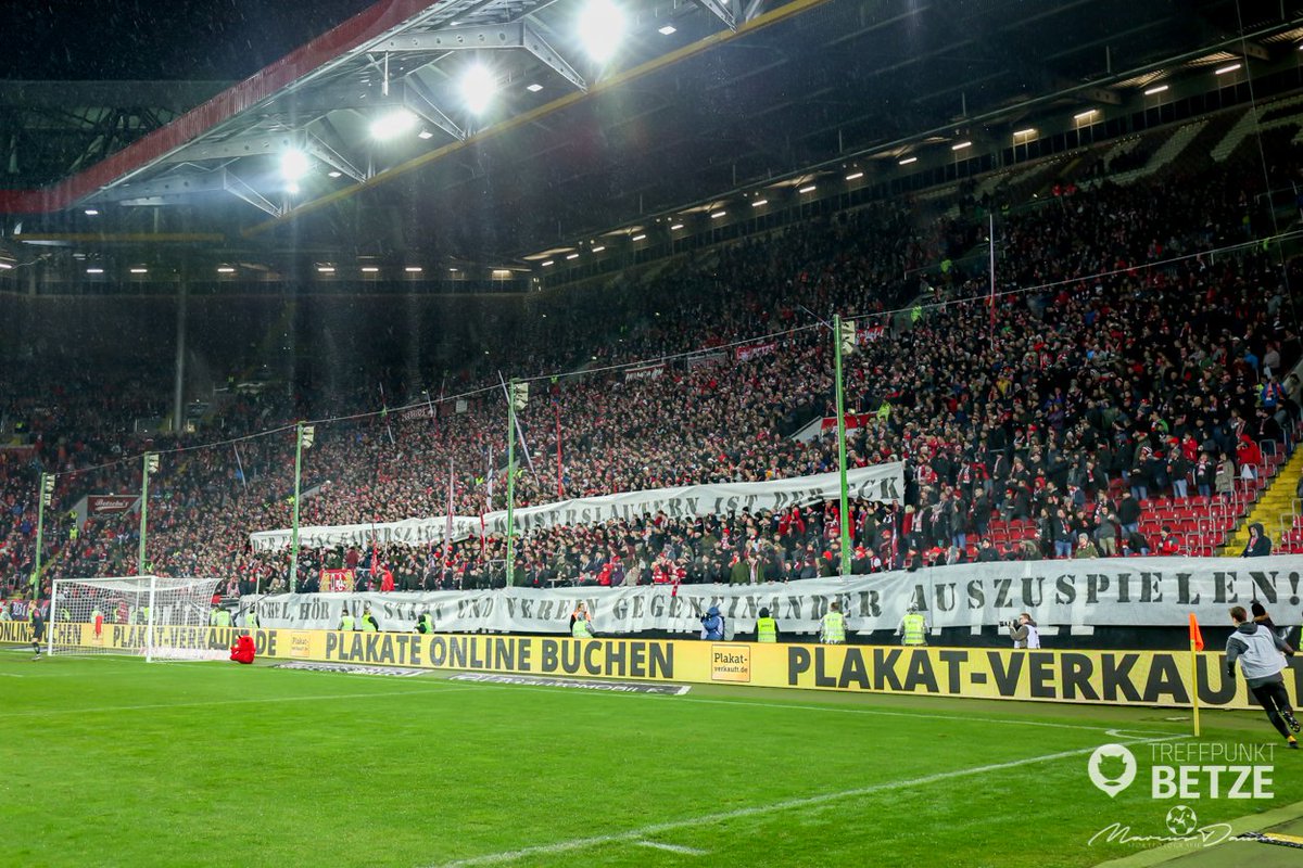 TreffpunktBetze's tweet photo. Der Ball hätte nur einmal über die Torlinie rutschen müssen, es hätte zu einem knappen Heimsieg gereicht. So mussten der #FCK bei Fritz-Walter-Wetter ein torloses Remis hinnehmen. #Betze
Unsere Spieltagsbilder 📸 vom gestrigen ⚽️ #FCKSGA findet ihr hier: https://t.co/qds2C0U4Xc https://t.co/HQ9RsNUMty