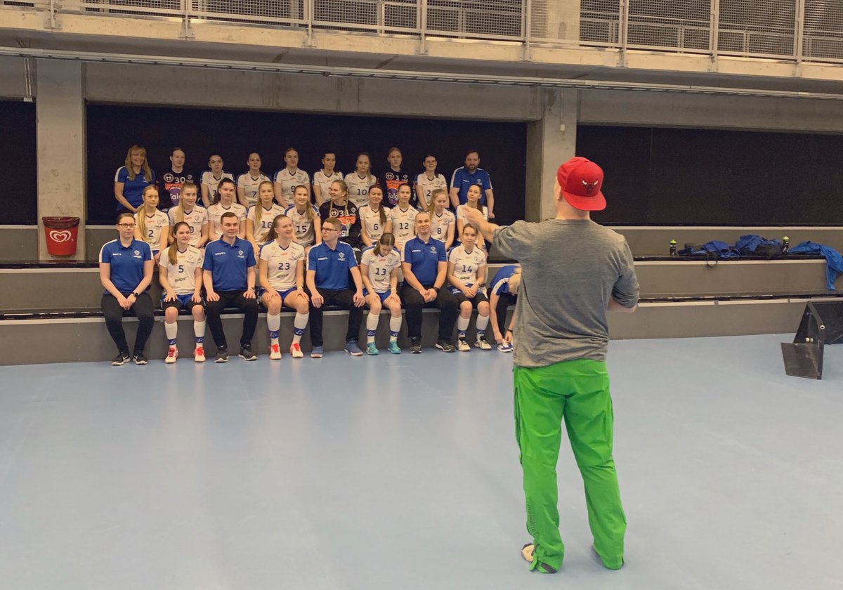 ojalajus's tweet image. Suomen U19-tytöillä kuvauspäivä @ArenaCenter:issä. @VilleVuorinen42 kameroi lauloi ja mimmeillä tuntui olevan hauskaa. Viikonloppuna isketään Ruotsia vastaan Uppsalassa. #salibandy 📸🇫🇮