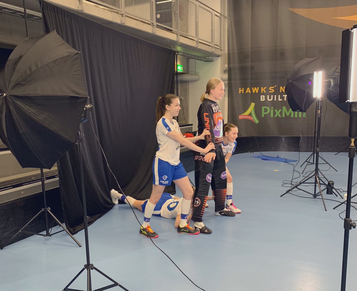 ojalajus's tweet image. Suomen U19-tytöillä kuvauspäivä @ArenaCenter:issä. @VilleVuorinen42 kameroi lauloi ja mimmeillä tuntui olevan hauskaa. Viikonloppuna isketään Ruotsia vastaan Uppsalassa. #salibandy 📸🇫🇮