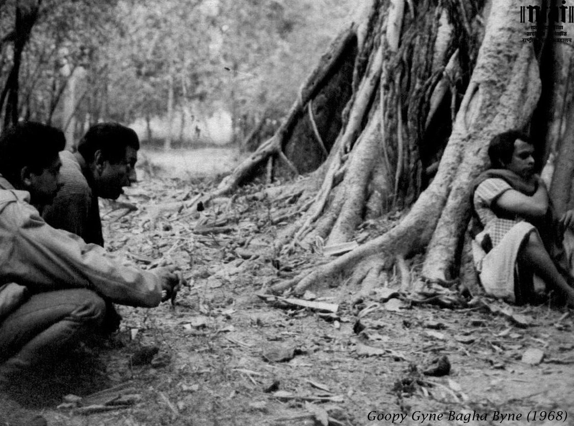 NFAIOfficial's tweet photo. Revisit #WorkingStill from the making of #SatyajitRay's cult children classic #GoopyGyneBaghaByne (1968), a humorous satirical fantasy with political undertones. The film featured Tapen Chatterjee and Rabi Ghosh in the leading roles.
#BehindTheScenes https://t.co/p6FRbKy1Ns