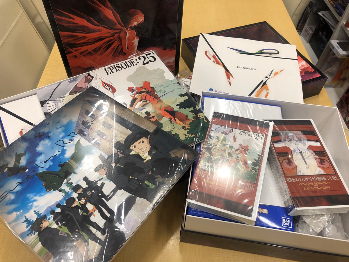 エヴァインフォ公式 新世紀エヴァンゲリオン劇場版box えるでぃーとぶいえいちえすのぼっくす プラモやぬいぐるみがセットになってました エヴァの映像商品について語るトークショーは2月4日渋谷で開催 チケット購入こちらから T Co