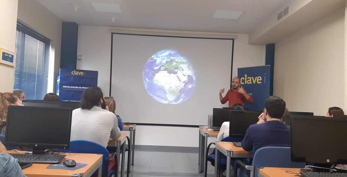 vsg07's tweet photo. ☘️ En #Clavei hemos tenido una charla sobre el reciclaje.
Sabemos que debemos cuidar el medio ambiente, pero...¿ lo estamos haciendo bien? ¿Sabemos reciclar? ¿Qué haces si tienes un envase de cristal y plástico?🌍
Despejando dudas! https://t.co/PHGniYeT5E