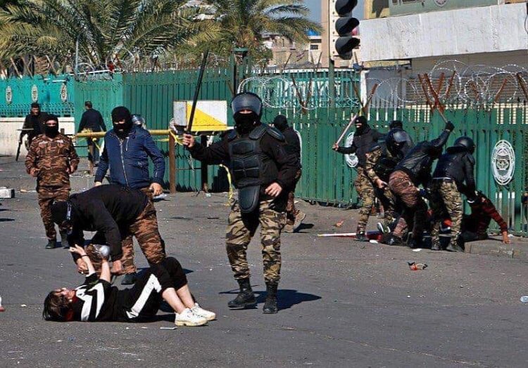 هذا اَقل ما يحصُل في بلد مثل بلدي حين تتمرد على الظلم ضد الفاسدين السفلَة و تواجه و تكسر قيود الخوف فقط للمُطاّلبة بالوُطن ! 
الصورة بين ساحة الوثبة وساحة الخلاني امام أمانة بغداد .. 
#العراق #نريد_وطن #صباح_الخير