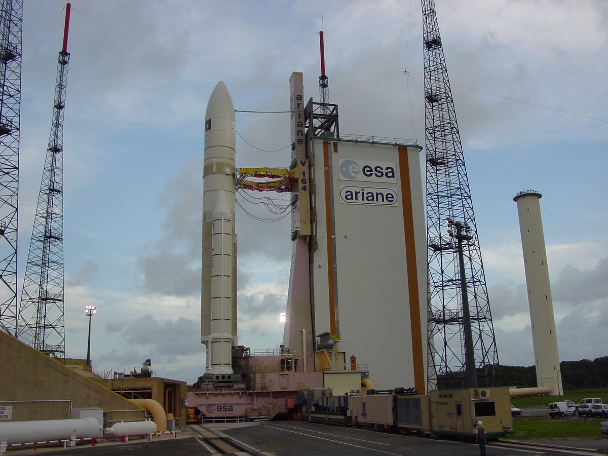 photo d'Ariane 5 sur sa zone de lancement, de jour