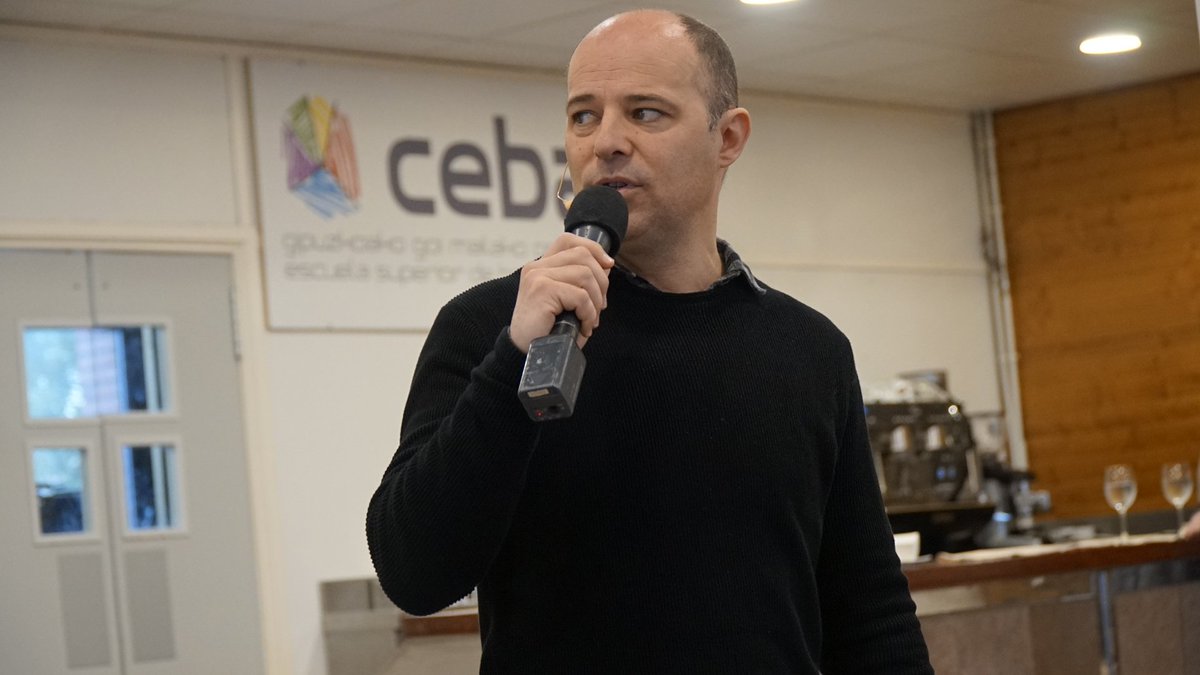 CEBANC's tweet photo. Galder Izagirre argazkilariak @kikarakada proiektua azaltzen du: bere helburua da elkartasuna eta hezkuntza ematea Lesboseko neska-mutil migranteei kultur eta sormenezko ekintzen bidez. #emprendimientosocial @PROMISEproject2 https://t.co/N6qowTQmnU