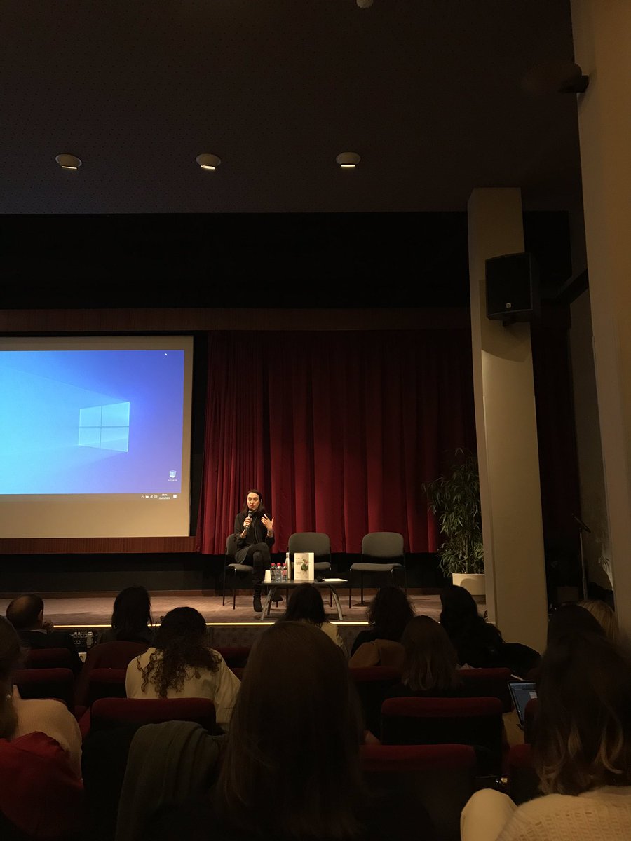 Margot_Plateau's tweet photo. Rebecca Leffler, auteure de Green &amp; Glam, ouvre cette deuxième journée de la Marketing Week en nous parlant du secteur du bien-être ! 🌱
#marketingweek #Marketing #bienetre #green https://t.co/W1Y5qR1AZf