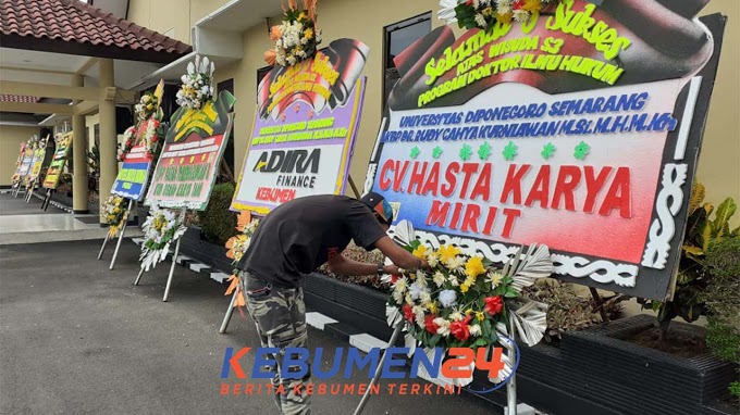 Hari Ini Wisuda S3 Kapolres : Halaman Mapolres Dipadati Karangan Bunga dlvr.it/RNvb8d