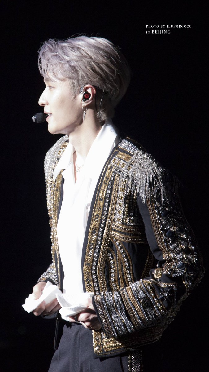 XbackINA's tweet photo. [📸] 030819 GrandLine The 1st Concert in Beijing 2P. [ Cr : ilufmrgccc ] #LayGrandLine_BJ #LayZhang #ZhangYixing #producerLayZhang @layzhang @lay_studio https://t.co/HqJrfBI34p