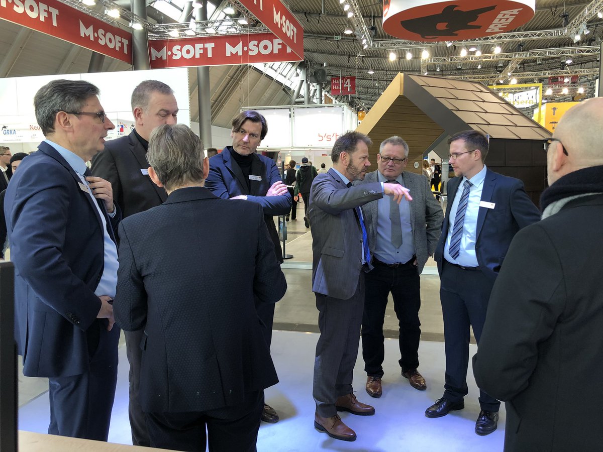 DachdeckerRLP's tweet photo. DACH+HOLZ vom 28.-31. Januar 2020 in Stuttgart 👍🏡
Spitzentreff für die nationale und internationale Dach- und Holzbaubranche.
Mit dabei natürlich auch der ZVDH als DIE Berufsorganisation im Dachdeckerhandwerk😊.
Eindrücke unseres Messerundgangs am 1.Tag. @zvdhdachdecker https://t.co/BPO6FBtXBU