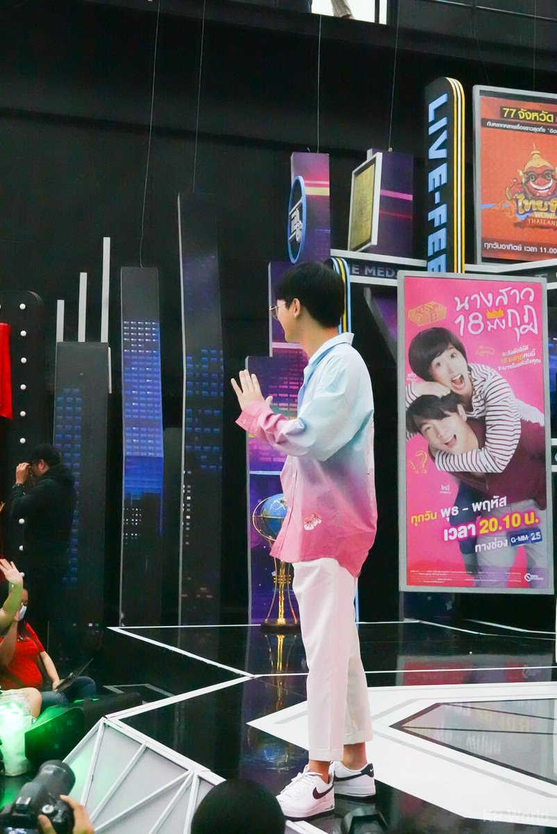 Poon_KPWorld's tweet photo. บ๊ายบายพี่สิงและรีแอคตอนทุกคนกรี๊ดดด คุณพีต้องเข้าใจนะคะว่าพวกเราไส้ลึก หิวมม.ตลอดเวลา 😆❤️ #แฉxidolo #แฉxคริสสิงโต #KristPerawat #ยยขคพ #ทีมพีรญา #คริสสิงโต #KPWorld @kristtps @krist_est @peraya_official https://t.co/T3zThk8vTp