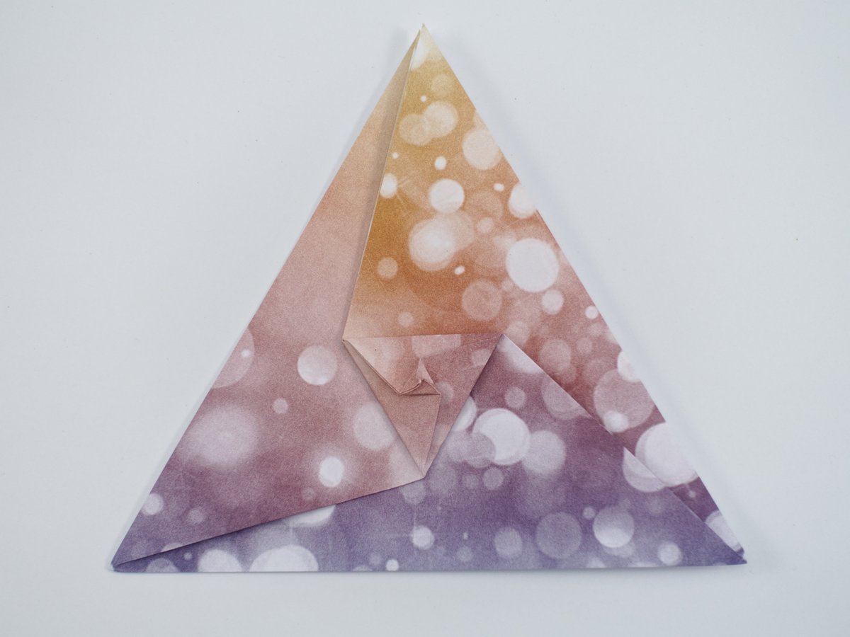 mkosmul's tweet image. Triangle Recursion. This is the simplest recursive/fractal model I have come up with so far. Full description at flic.kr/p/2im9ZfM

#origami #triangle #EquilateralTriangle #fractal #recursion #recursive #papercraft