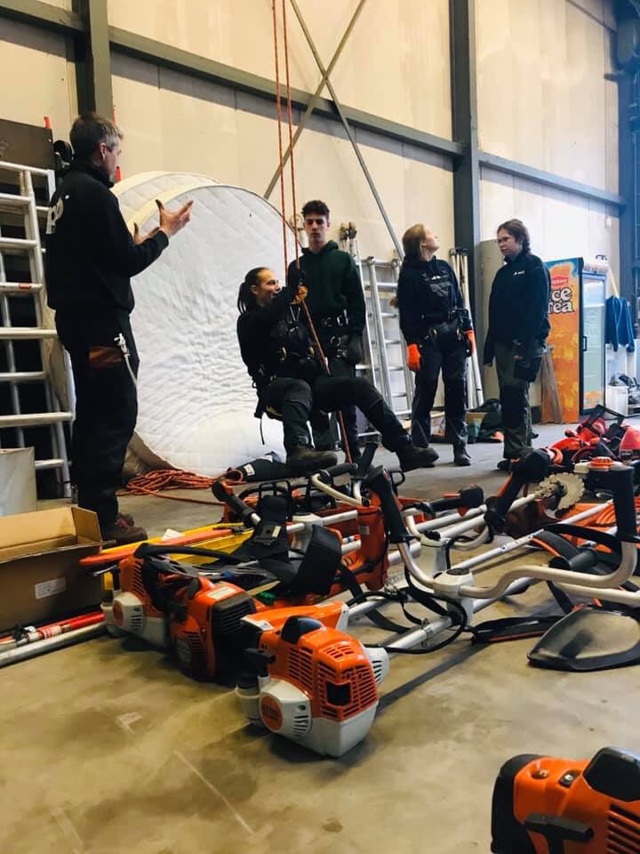 ZilvermeerMol's tweet photo. De leerlingen van het 6e jaar 'tuinbouw' uit @PITO_Stabroek zijn deze week te gast op het Zilvermeer. Ze zetten hun opleiding om in de praktijk: #boomverzorging, #bosbeheer en #klimtechnieken komen aan bod 👌🏻 https://t.co/12Ly8LzfwU