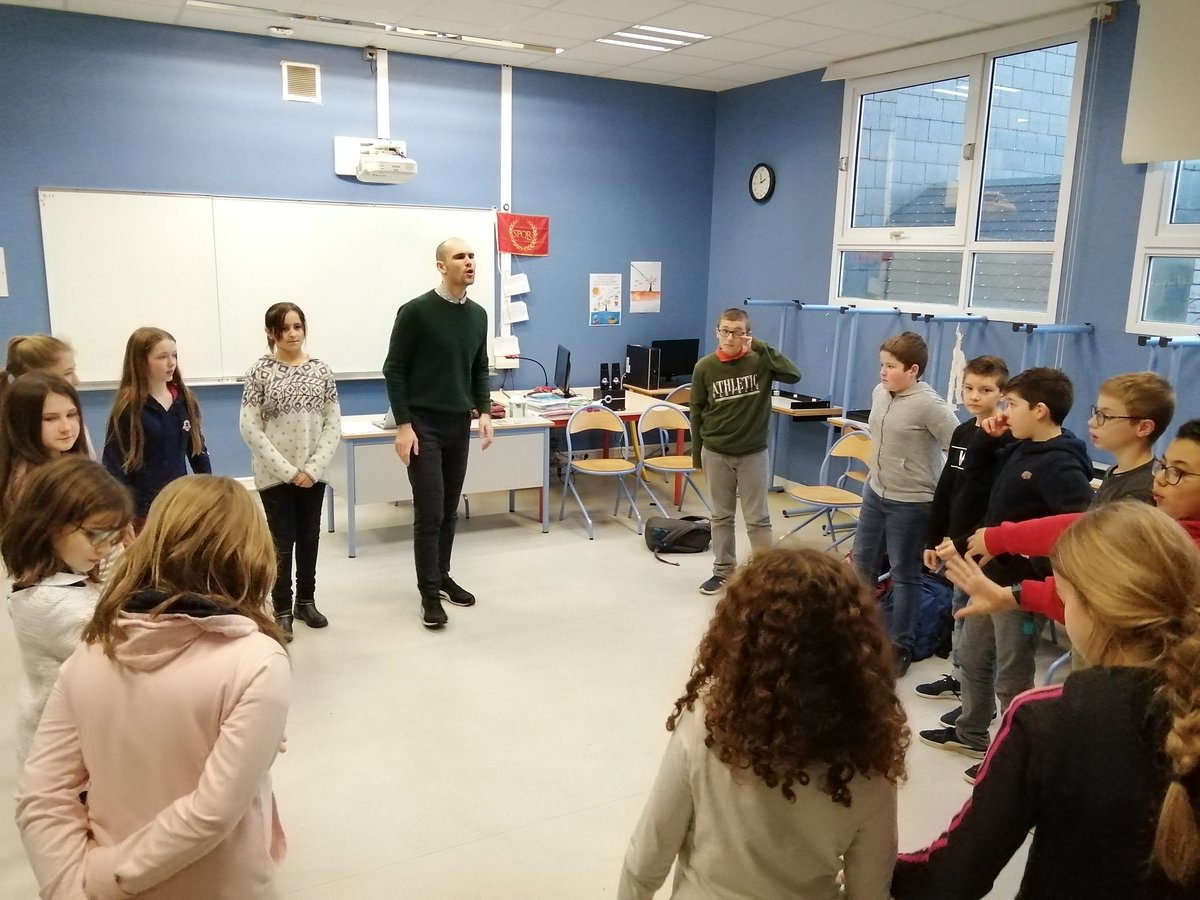 circo_valognes's tweet photo. Se préparer à parler en public. Les CM et 6ème @ClgBarbey s'échauffent corporellement avec @voix_vp #amopa https://t.co/AeYqSX4XvS