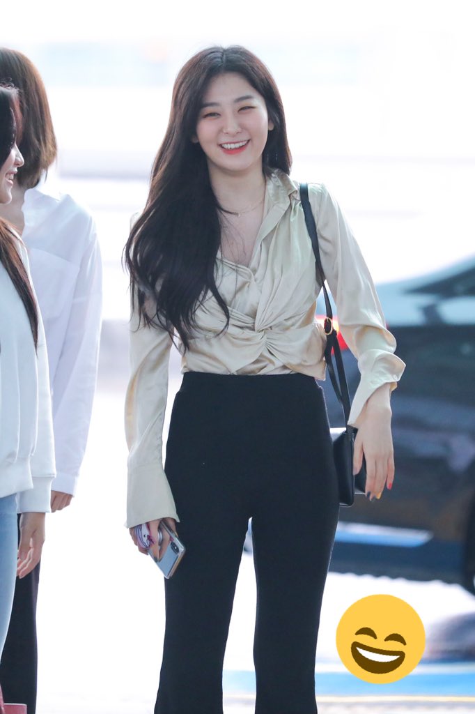 That low neckline, silky gold long sleeves, black pants and long wavy hair...I love a classy lady @rvsmtown  #RedVelvet  #WeLoveYouSeulgi  #Seulgi