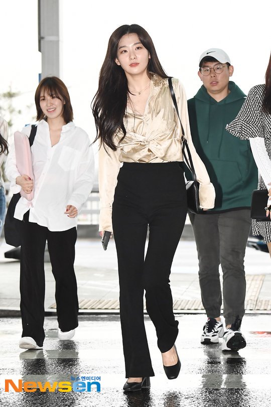 That low neckline, silky gold long sleeves, black pants and long wavy hair...I love a classy lady @rvsmtown  #RedVelvet  #WeLoveYouSeulgi  #Seulgi
