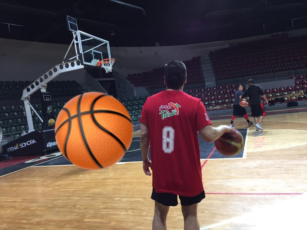 PalafoxDavid's tweet photo. Muchas gracias mi queridísimo Rafa Willis 🇲🇽 por invitarme a regresar a las canchas🏀 
#MambaMentality #8Kobe https://t.co/QWFZu5rcYW