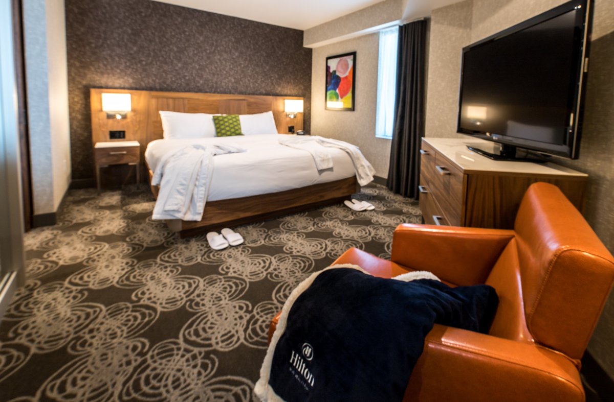 HiltonLaval's tweet photo. Vous songez déjà à vos prochaines vacances ?
Pourquoi ne pas réserver un séjour bien mérité dans l'une de nos magnifiques suites et commander le service aux chambres 😇!
Tous les éléments sont réunis pour un week-end réussi!  #hiltonlaval #experiencelaval #laval #escapade https://t.co/hUBcEpnSfS