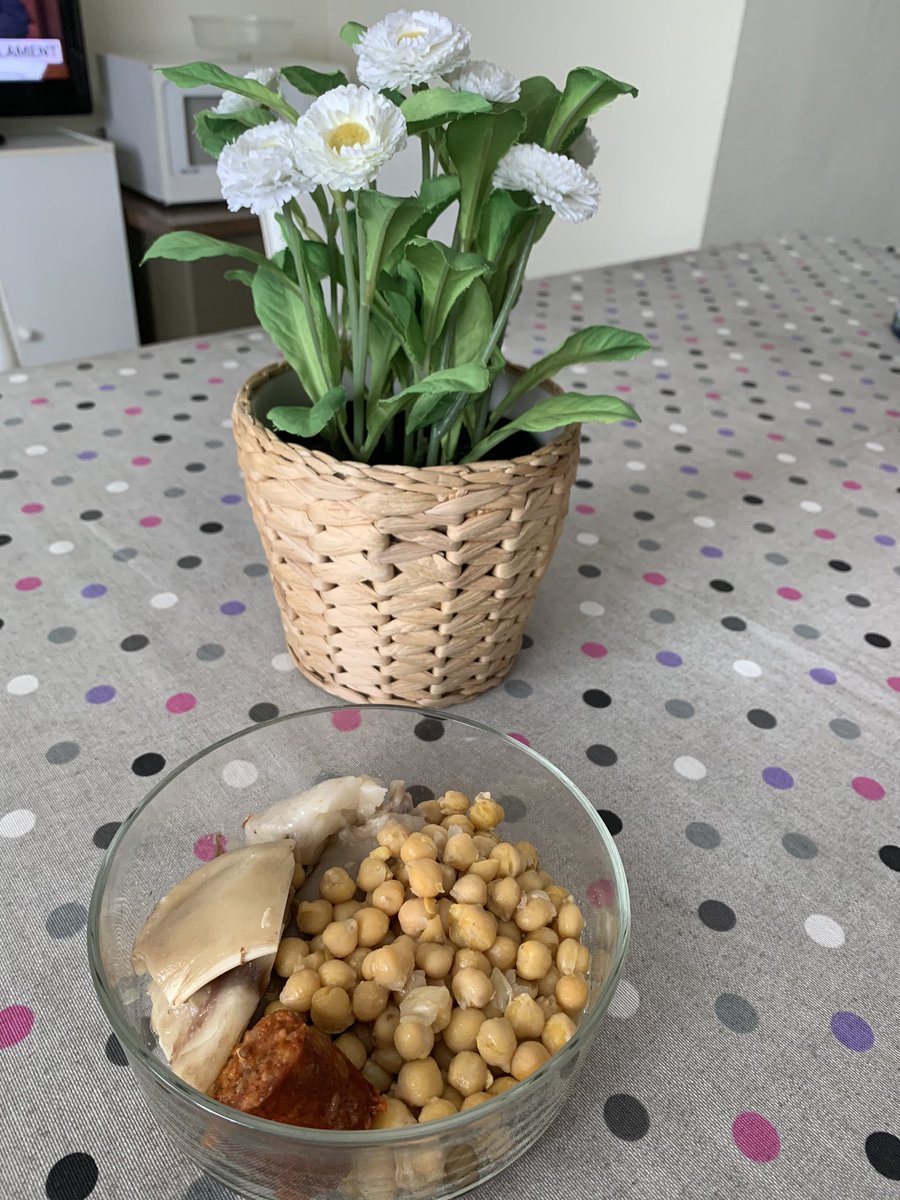 metieneshasta1's tweet photo. A tod@s nos gusta subir fotos de platos bonitos pero la verdadera realidad de mucha gente es esta comer en tupper, Viva la comida diaria #metieneshastalosfogones #tupperware #comidaentupper #cocidomadrileño https://t.co/D6kFF7uiwf