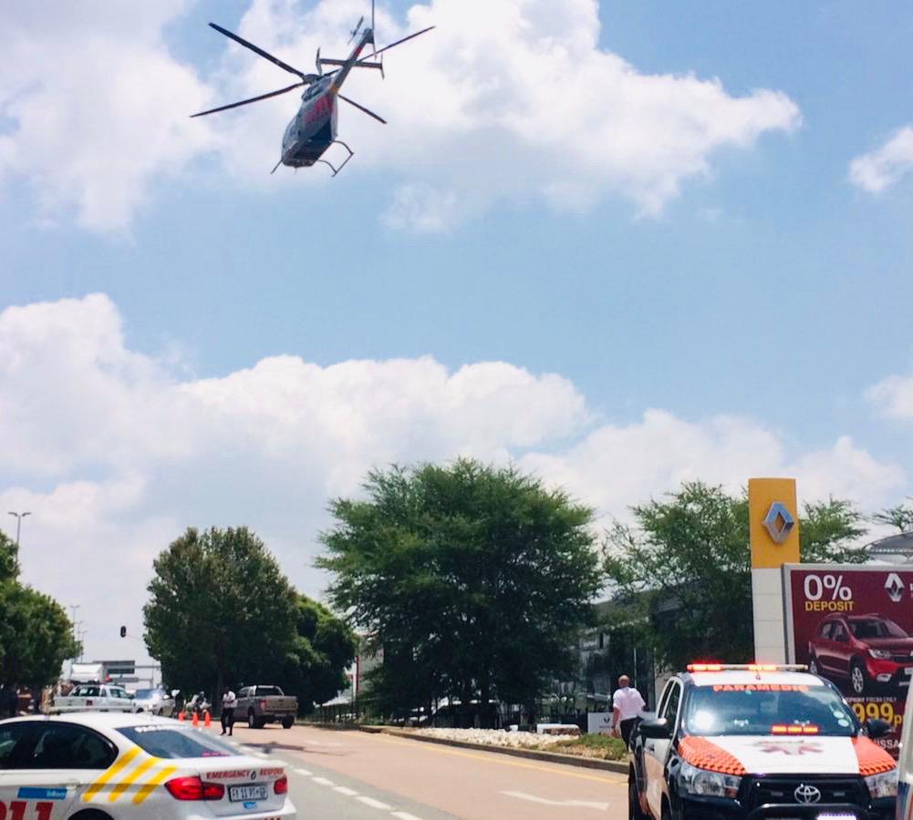 EMER_G_MED's tweet photo. 《Midrand》#RV13, #A03, #RV06 responded to New C/O 16th Street for a shooting. Two patients were shot and both sustained serious injuries. One patient required ECP intervention and was airlifted to hospital while the second patient was transported to hospital @Netcare911_sa. https://t.co/0XTfTxUxWh