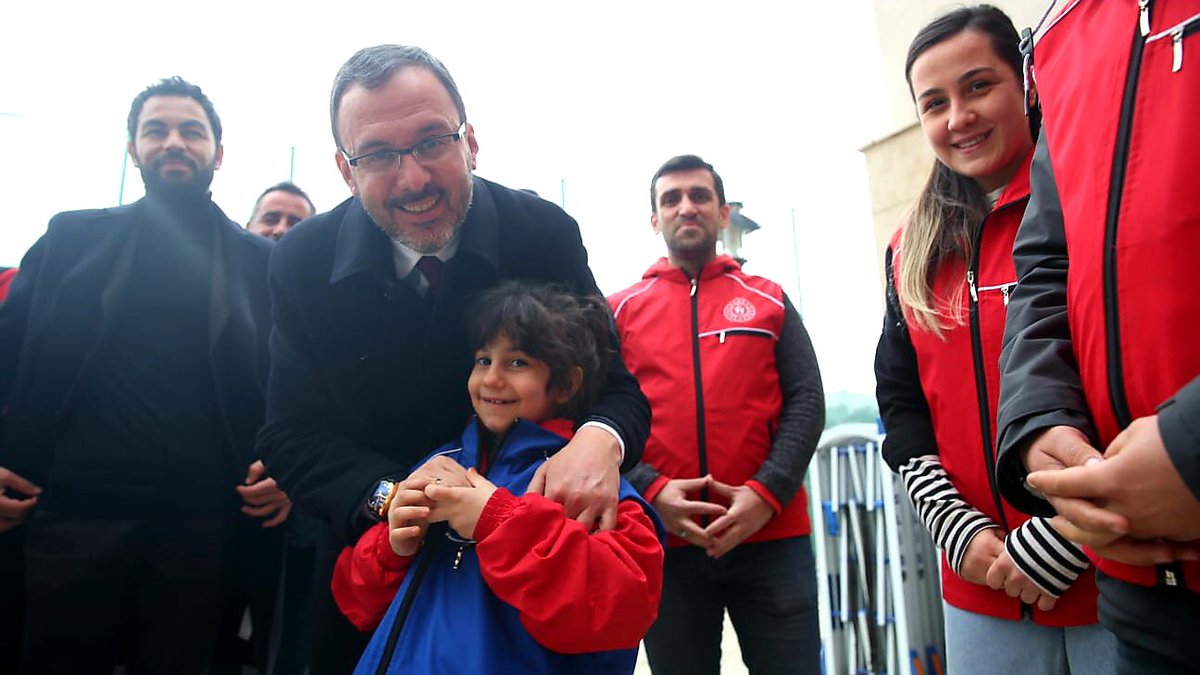 kasapoglu's tweet photo. Türkiye bir gönül ülkesi..
Gönülden gönüle yollar kuranların ülkesi. 

Depremin yaralarını sarmak için ilk günden beri fedakârca çalışan gençlik liderlerimize teşekkür ederim. 

Çalışma arkadaşınız olmaktan, sizinle yol arkadaşlığı yapmaktan gurur duyuyorum. https://t.co/YATusDruLF