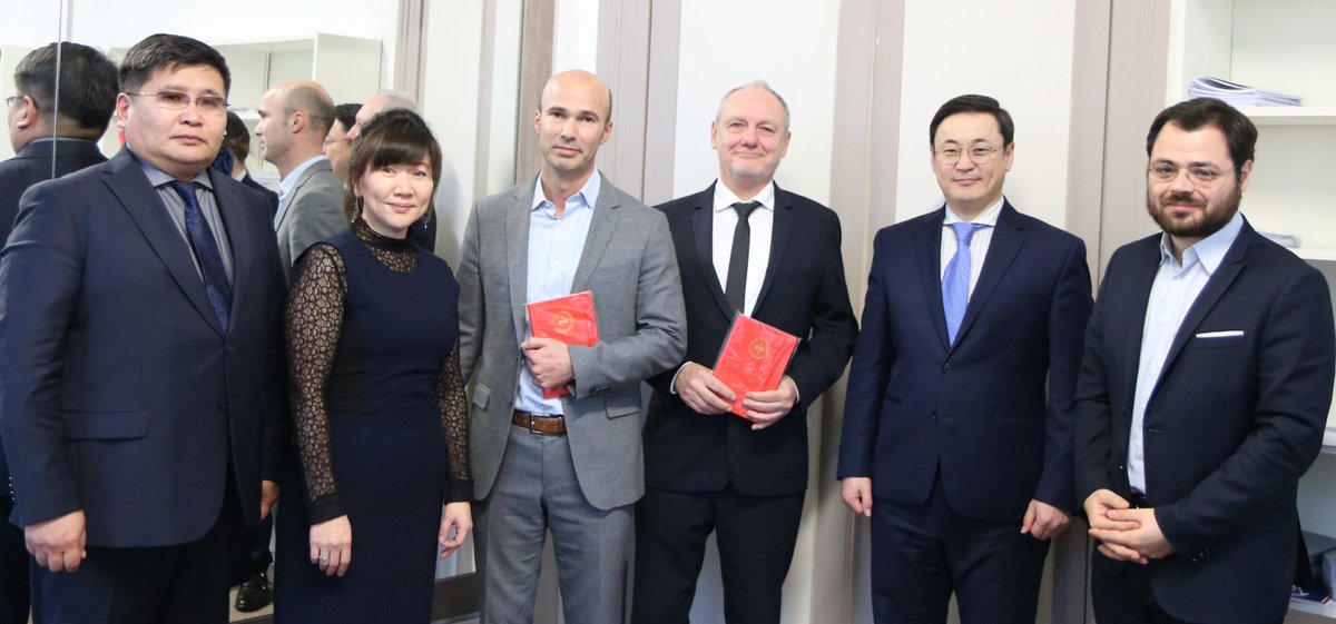 FDContinental's tweet photo. Notre équipe de choc pour promouvoir notre droit auprès de nos amis mongols, qui vont adopter leur 1er #CodeDeCommerce!
Avec la participation du @CNG_TC @CNAJMJ, @Notaires_CSN @HuissiersFrance @CNBarreaux, @justice_gouv
Merci à C. Dagan et @UT1Capitole à l'origine de l'aventure https://t.co/Z8MMy8iobU