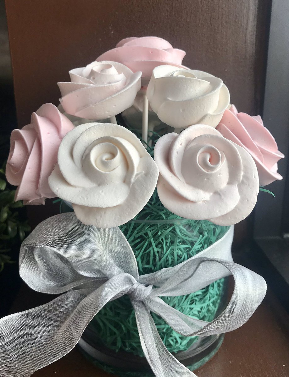 ym_brownies's tweet photo. Order your gorgeous MERINGUE FLOWER ARRANGEMENT for Valentine’s Day. Ten “roses” in a glass vase... much sweeter than real flowers. ❤️ $25. https://t.co/FteZIm3fjf