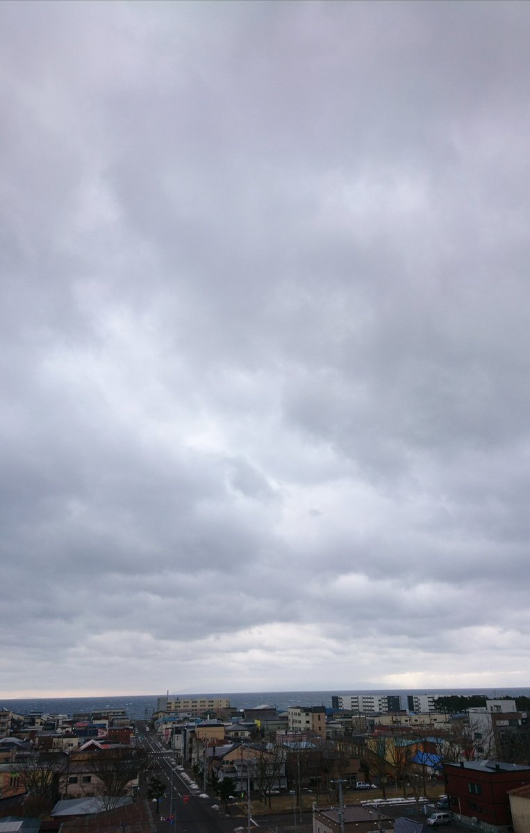 chocolatstaff's tweet photo. 1月28日AM10:00 曇時々雨 最高気温5℃

徐々に風が強まり、函館山ロープウェイも運休となりました。
気温は高いのですが、風が強く非常に寒かったです。

明日の午後には暴風雨となる見込みですので、ご移動の方はお気をつけください❗

#ホテルショコラ函館
#函館
#写真
#ハコフォト
#山
#海
#空
#雲 https://t.co/uCBIXUUtqp