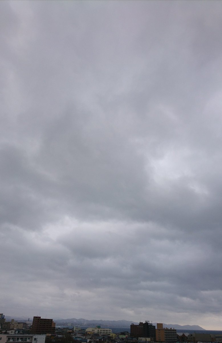chocolatstaff's tweet photo. 1月28日AM10:00 曇時々雨 最高気温5℃

徐々に風が強まり、函館山ロープウェイも運休となりました。
気温は高いのですが、風が強く非常に寒かったです。

明日の午後には暴風雨となる見込みですので、ご移動の方はお気をつけください❗

#ホテルショコラ函館
#函館
#写真
#ハコフォト
#山
#海
#空
#雲 https://t.co/uCBIXUUtqp
