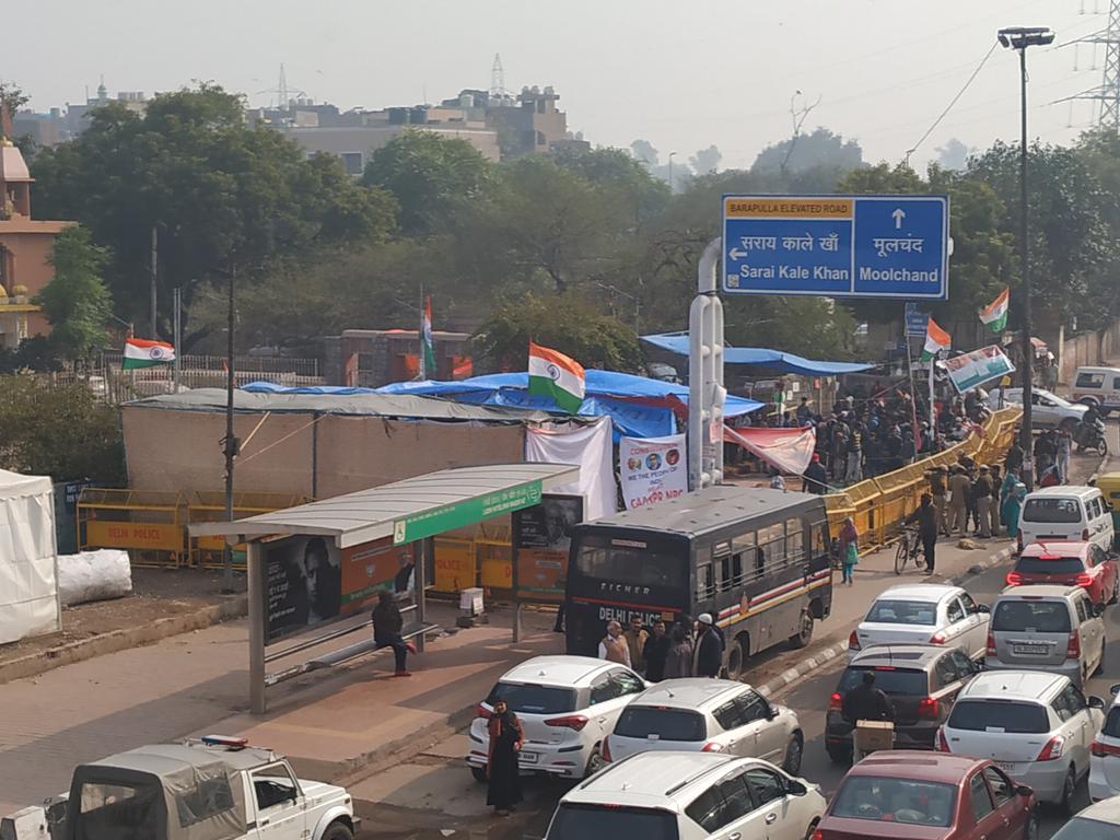 reporter_pooja's tweet photo. #NizamuddinProtest
#KitneShaheenBagh
मैनें इनसे पूछा - देश तो मेरा भी है। फिर आपने पाबंदी क्यों लगा दी मुझ पर ?
क्यों कर रहे हैं प्रोटेस्ट?
कोई जवाब नहीं।
बस "Go back" !!
देखिए @ZeeNews आज रात 8 बजे
#देशहित https://t.co/IjCDyCZ031