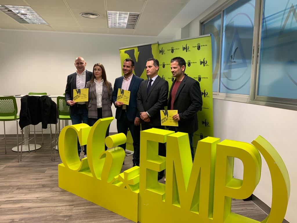 infoRMurcia's tweet photo. Nuestro Dir. @RLinaresDiego hace entrega de los #premios #emprendedordelmes del último trimestre de 2019, los ganadores has sido 🥁🥁🥁:
- @nominapress Nominapress 
- #2bepart 
- @PlanificacionQx 
#Enhorabuena a los ganadores 👏😊 https://t.co/XTU6eQKSi7