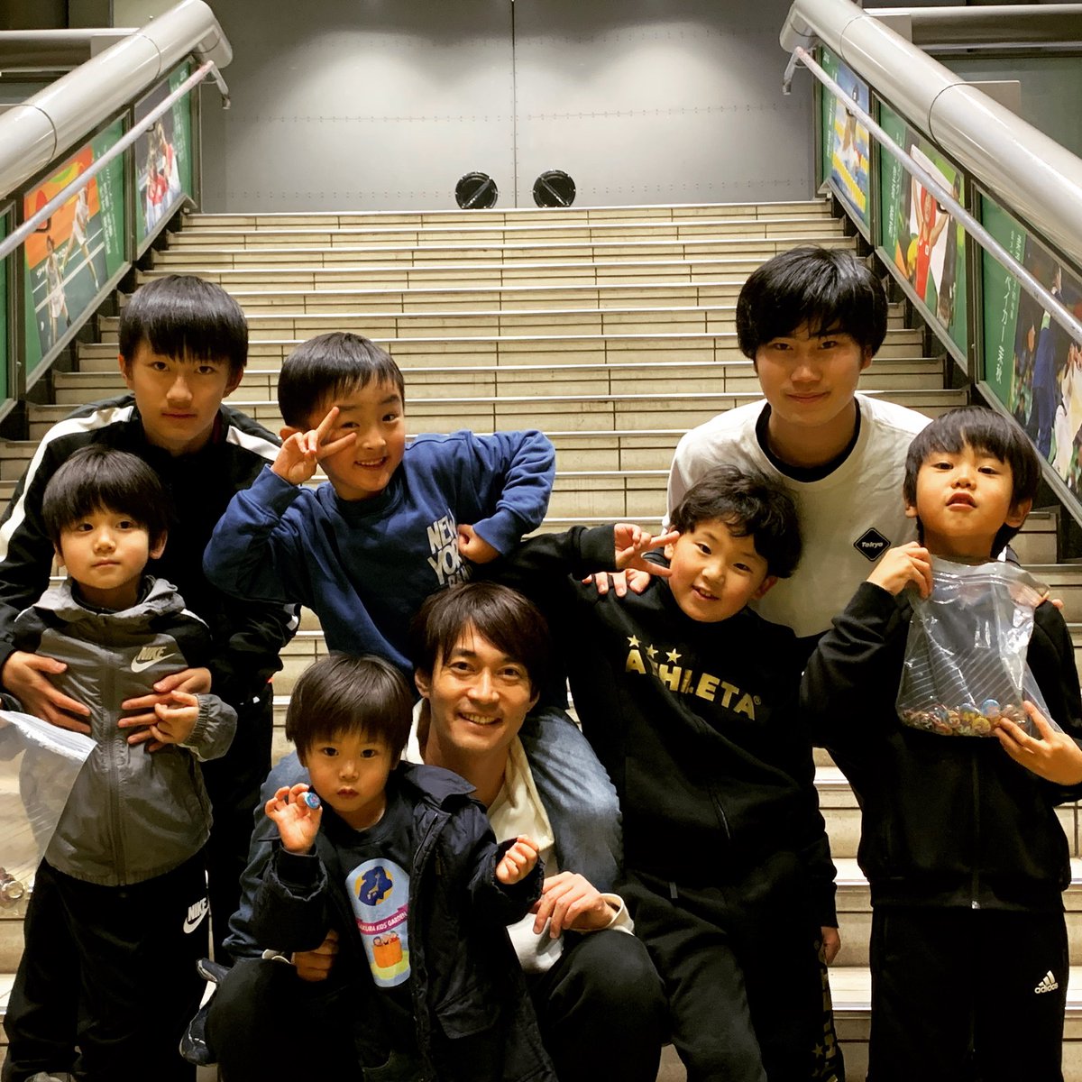 akira_matsumori's tweet photo. 『室内』

今日の⚽️スクールは雨☔️だったので室内。

最後、年長の子が
「先生、楽しかったよー」
って言って帰っていった。

嬉しくて泣きそう💧
ホント、皆かわいい😍

#サッカー #スクール #室内 #楽しかったよ https://t.co/Fe3kyaQDJJ