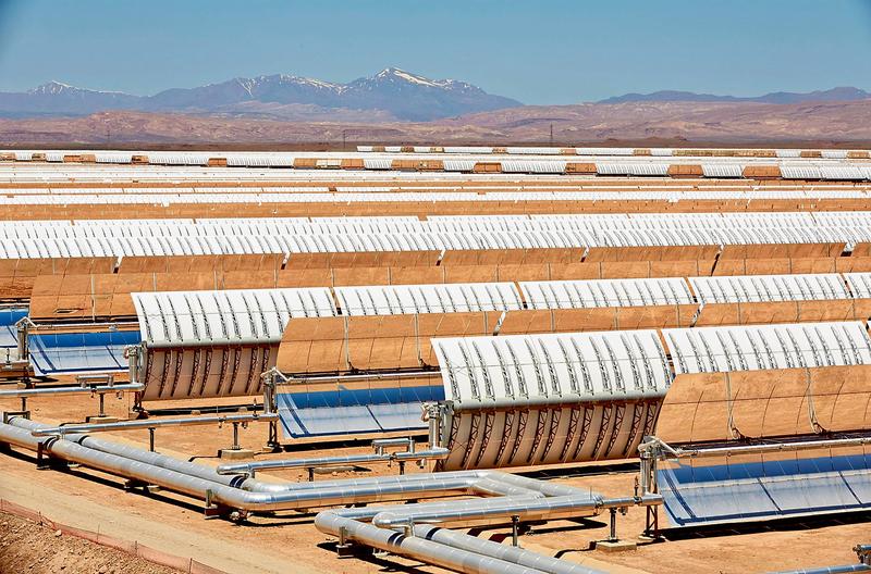 TspBackgroundEK's tweet photo. Energiepartnerschaften, die Deutschland mit vielen Ländern aufgebaut hat, sind ein Instrument der Außenpolitik. Deren Glaubwürdigkeit untergräbt nun das Stocken der dt. Energiewende, berichtet @cschaudwet von einer Veranstaltung des @IASS_Potsdam. Mehr: https://t.co/adRlB53EIp https://t.co/YB9W43otWA