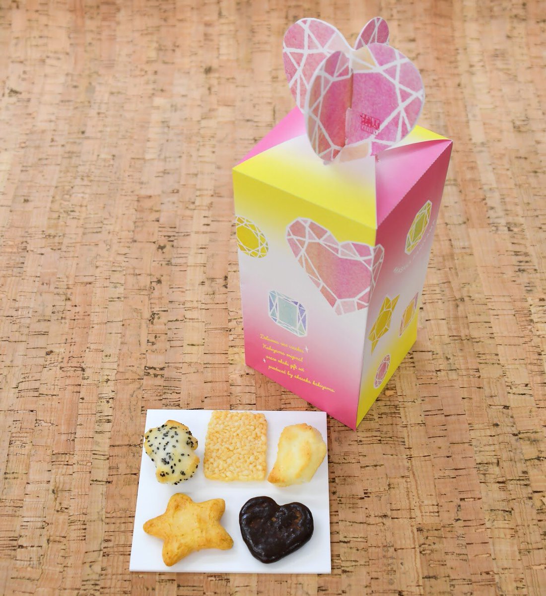 大丸東京店 ほっぺタウン スイーツ グルメ 赤坂柿山 クロスハート ハートモチーフ付きのスリムなボックスです チョコレートだけでなくカレーやチーズ味など 甘 辛両方楽しめるバランスの良いセット お世話になった方へのお手土産にも最適です 2 14