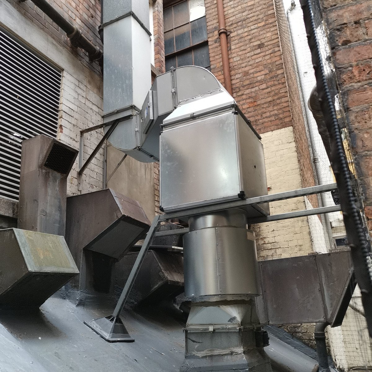 bondfabs's tweet photo. Canopy extraction system upgrade #commercialkitchen #ventilation #kitchenextraction #commercialkitchen https://t.co/oSm50eojOZ