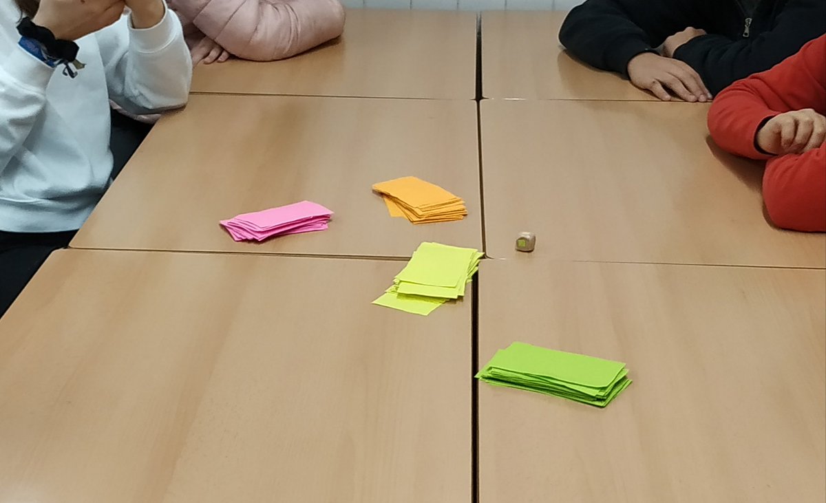 MariolaScience's tweet image. En 1ESO hemos aprovechado el tema de los animales vertebrados para crear juegos en el aula #gamificación #ProfesBioGeo #cooperativo