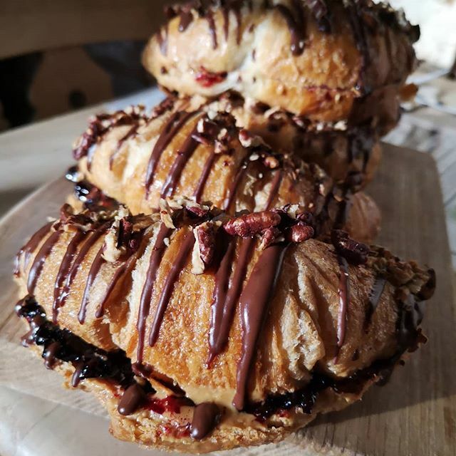 OffbeetRetreat's tweet image. Feeling a little indulgent this morning? We've got you covered!! The offbeet take on peanut butter and jelly croissants 😋 yum!
.
.
.
.
.
.
.
.
.
.
.
.
.
#vegan #vegancroissant #vegancake #lovevegan #veganhampshire #veganlifestyle #veganfood #veganfoo… ift.tt/2S1MtJw