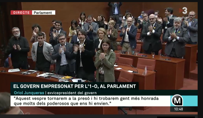 PoliticayModa's tweet photo. A diferencia de lo que hizo ERC ayer con Torra, hoy JxCat se ha puesto de pie para aplaudir a Junqueras... #bodylanguage #escenografia https://t.co/ABIPGkTMJ4