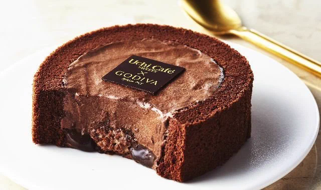 発売2週間で約250万個売れた伝説のスイーツ「Uchi Cafe×GODIVA ショコラロールケーキ」１月２９日よりローソンから発売されます。