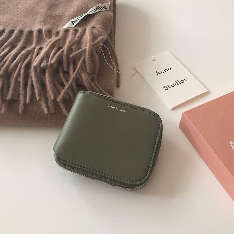 mypleee's tweet photo. อาการอยากได้เป๋าตังใหม่ https://t.co/0Xi5scBSzF