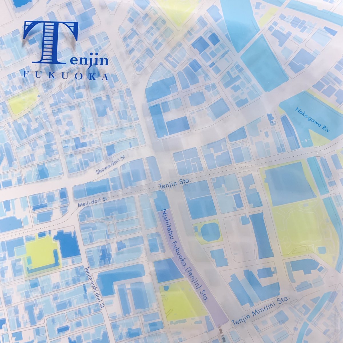 こないだゼンリンのお店Map Design GALLERYに行ってきたんですけど、可愛い地図グッズがたくさんあって、つい地元福岡のクリアファイルを買っちゃった?福岡のテーマがバスってのもいい?
三層構造になってるアレなので紙の挟み方で柄が変わる。かわいい。

 