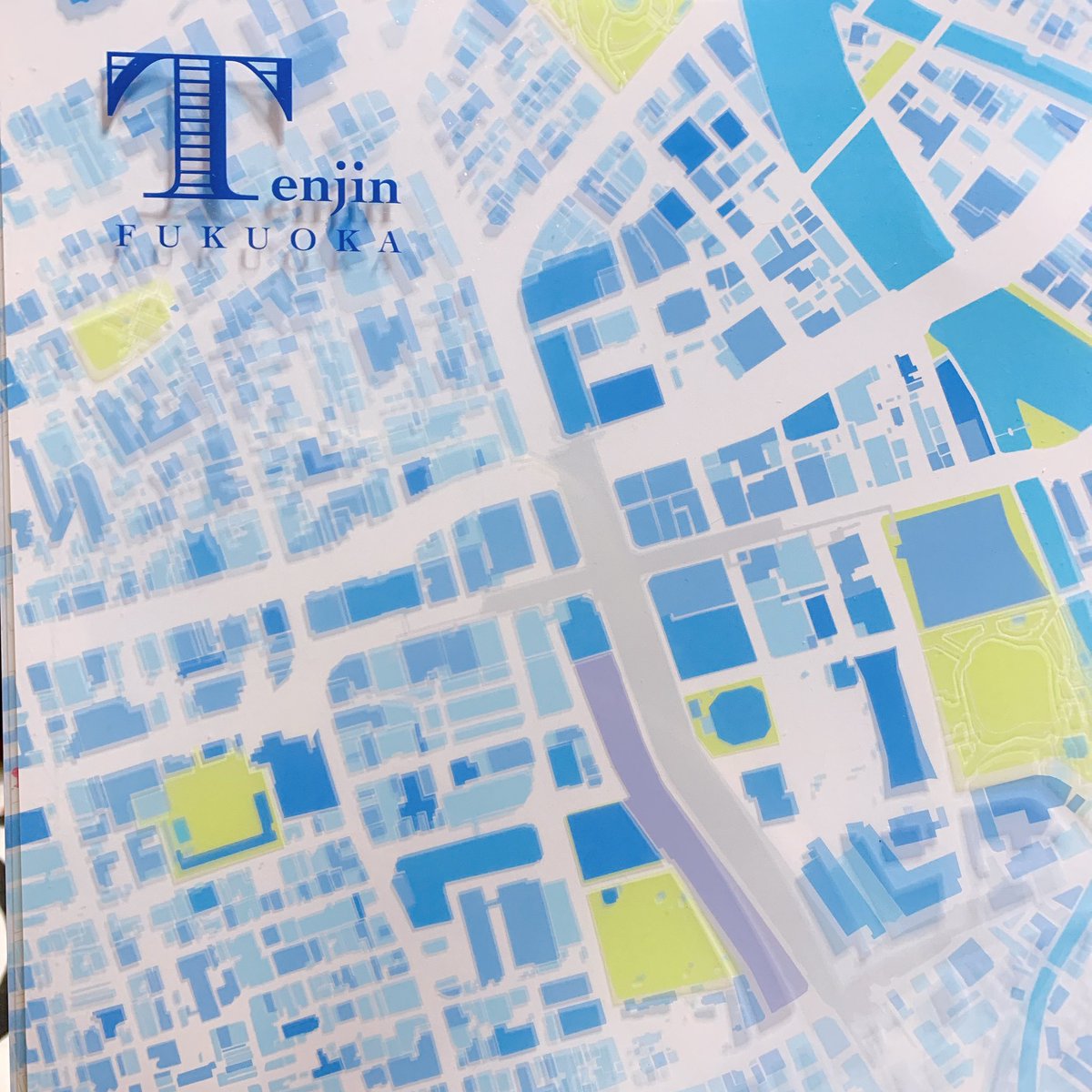 こないだゼンリンのお店Map Design GALLERYに行ってきたんですけど、可愛い地図グッズがたくさんあって、つい地元福岡のクリアファイルを買っちゃった?福岡のテーマがバスってのもいい?
三層構造になってるアレなので紙の挟み方で柄が変わる。かわいい。

 