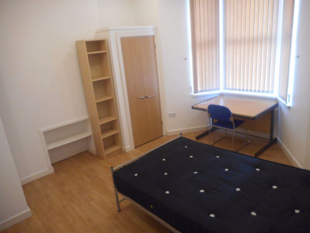 jnrproperties's tweet photo. FALL OUT OF BED INTO LECTURES FROM WOODVILLE RD FOR ONLY £340 pp pm
To Let 8 Bed House Woodville Road, Cathays,  £2,720 pcm
Open plan kitchen/ lounge with two cookers granite flooring, leather sofas &amp; fitted units.Bedrooms over 3 floors, 6 with en-suite. 
https://t.co/DZ6ednN1NZ https://t.co/F2tj5SMg7T