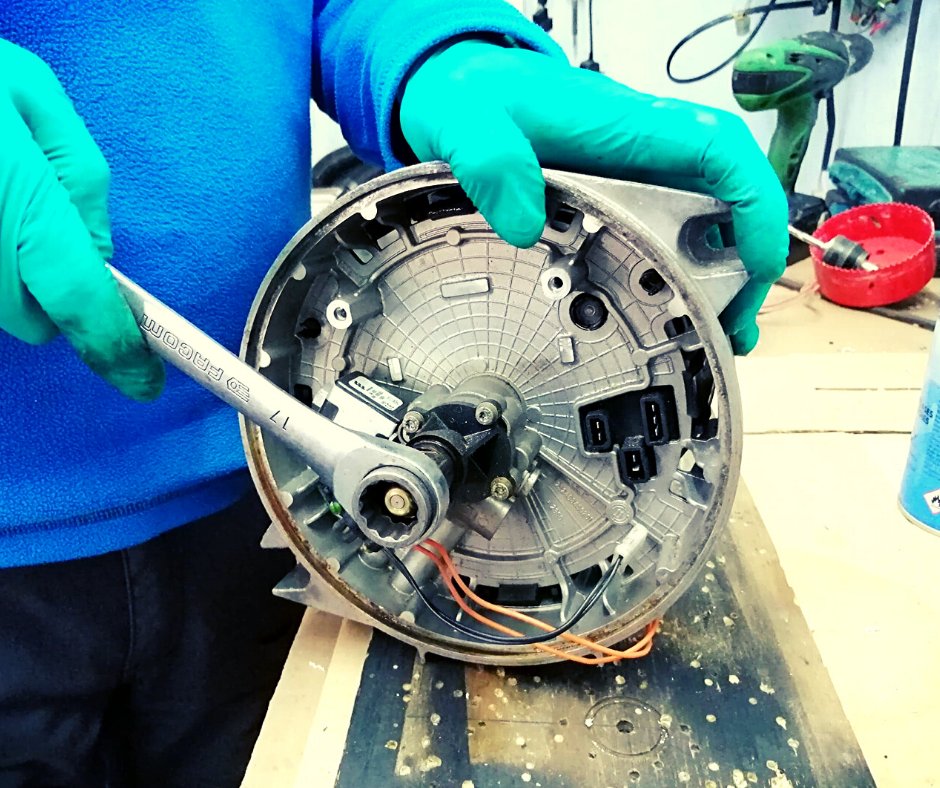 EsparLtd's tweet photo. Servicing an Eberspacher Hydronic LII 16kW heater.

#espar #eberspacher #heaterservice #commercialboatheating #coachheating #vehicleheating #marineheating #TuesdayMotivation #TuesdayThoughts https://t.co/TUkBGPI3sW