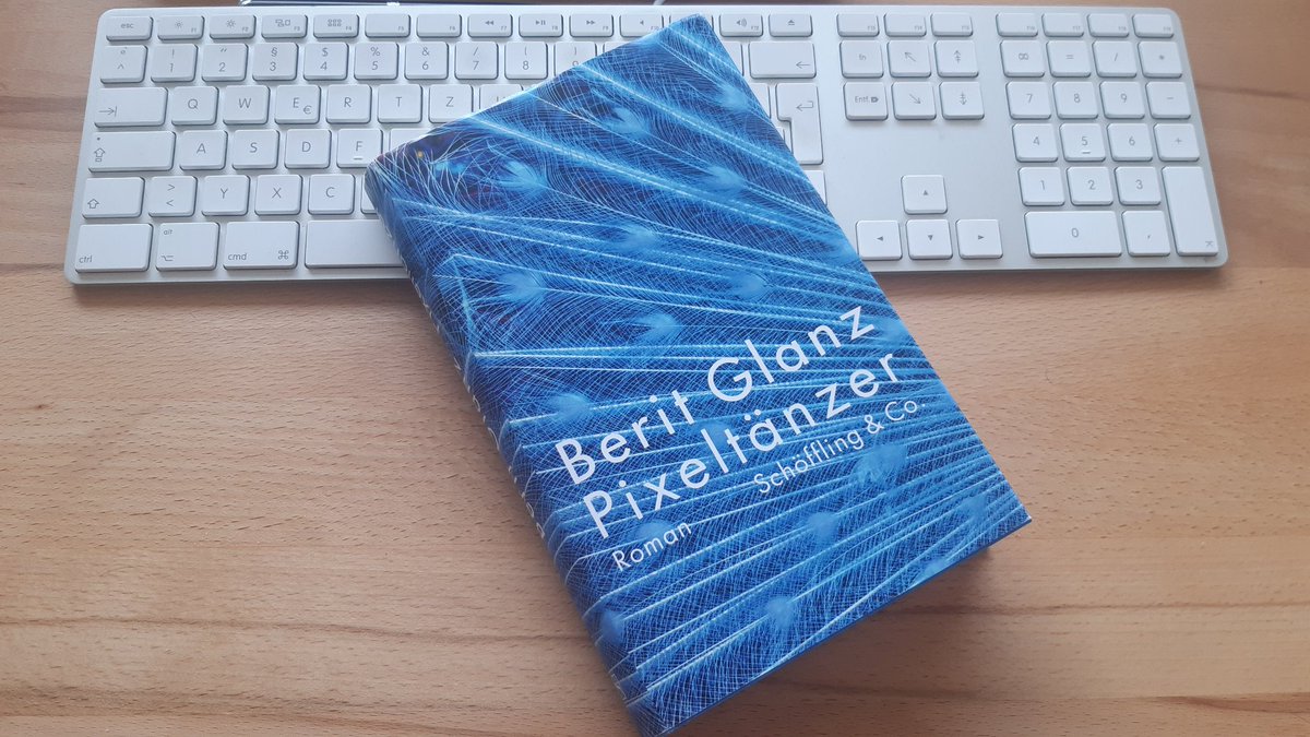 Abgesehen davon, dass ich mich von Anfang an in das blaue Cover von "Pixeltänzer" verliebt habe, schafft <a href="/beritmiriam/">Berit Glanz (Dieser Account ist stillgelegt)</a> ein einzigartiges Leseerlebnis zwischen der digitalen und der analogen Welt. 
diefrauinblau.de/pixeltaenzer-z…