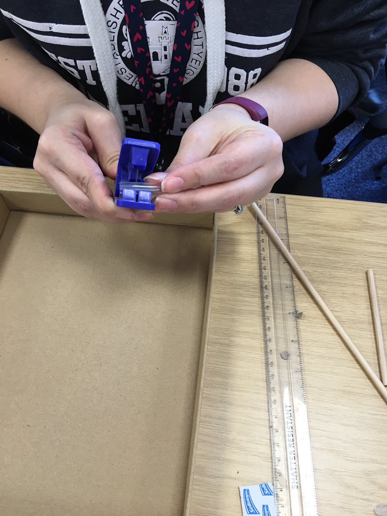 laura_primary's tweet photo. 🛠 Apprentice Level - KS1 ✔️
🛠 Measurements; shoe boxes; wooden wheels and dowel ✔️
🛠 Engaged teachers ✔️
@ORECatapult @CFTyneWearNland @primaryengineer #Apprentice #CPD #STEM #Engineersinthemaking 📏🛠🚘 https://t.co/L5Pl2ZUmUs