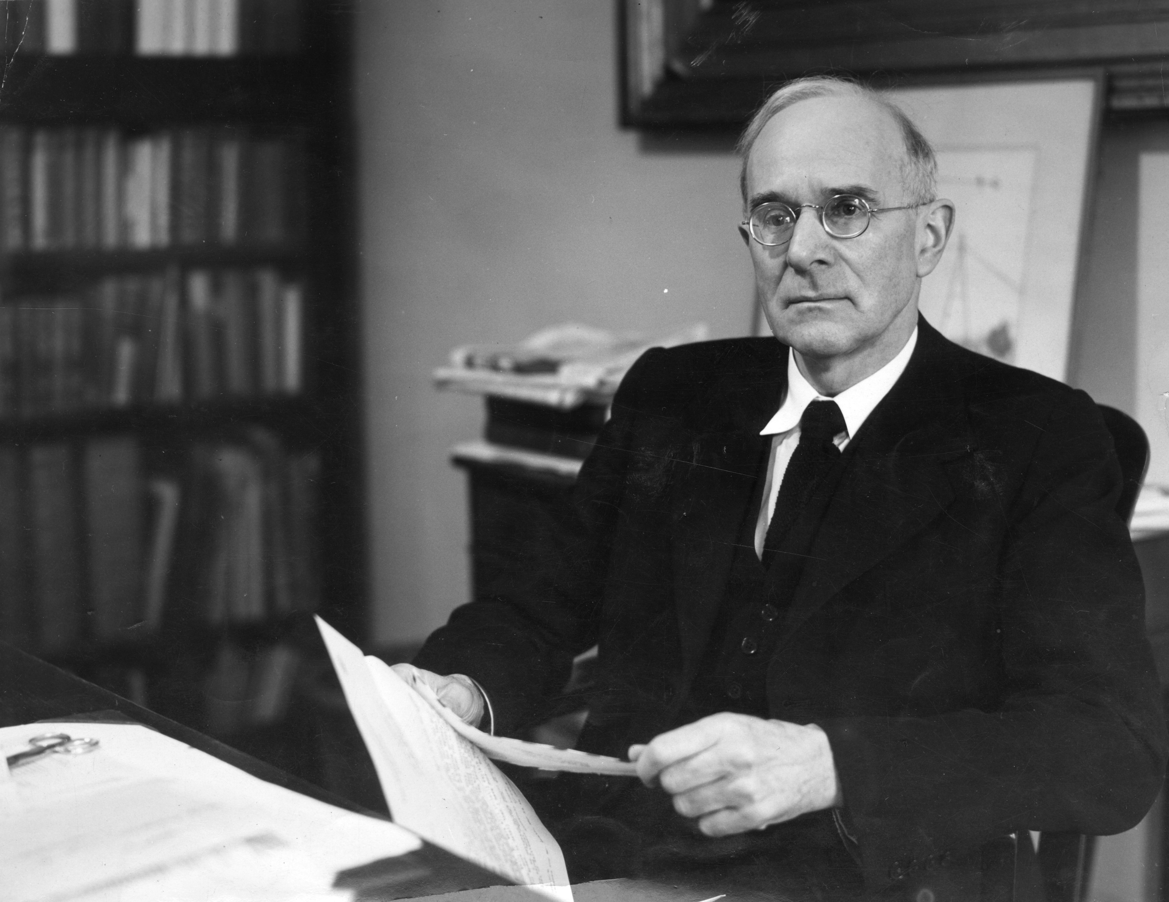 Fotografía de Stanley Morison, creador de la tipografía Times New Roman