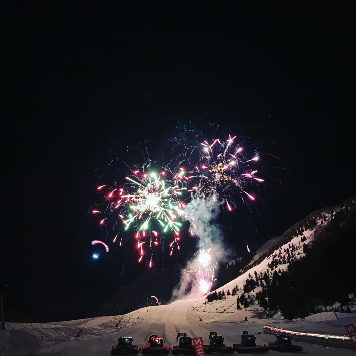 haidachhof's tweet photo. #FireAndSnow #HochfügenNacht #Skifahren #Action #Zillertal

➡️https://t.co/JCdVL5vclj https://t.co/eRqAsOxugQ