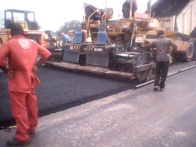 LAYING OF ROAD ASPHALT &amp; TAKING TEMPERATURE FOR LAB ANALYSIS @FCTABUJANIGERIA