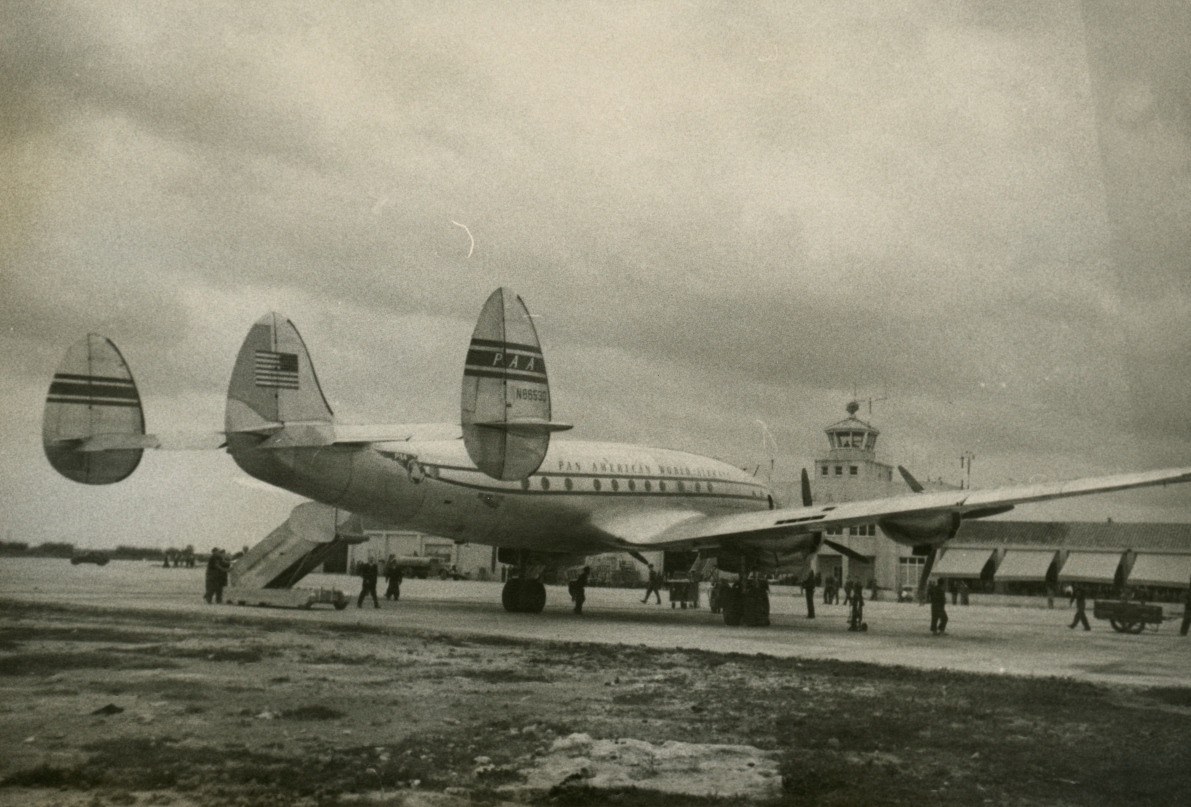 Sr_JOF's tweet photo. Noviembre de 1949: un Lockheed Constellation de la Pan American en el aeropuerto de Barcelona tras llegar desde Nueva York con escala en Lisboa.
El año anterior, la propia Pan Am homologó el aeropuerto e instaló en la torre de El Prat un equipo de radio HF.
Foto: Pérez de Rozas. https://t.co/Z8xqstlpZb