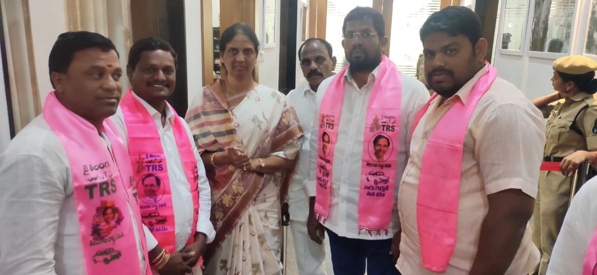 Julapallysarpa1's tweet photo. ఈరోజు తెలంగాణ భవన్ లో TRS పార్టీ వర్కింగ్ ప్రసిడెంట్ మన రామన్న ని మర్యాదపూర్వకంగా కలిసిన #జూలపల్లి సర్పంచ్ కిరణ్ కుమార్ రెడ్డి ...@VSrinivasGoud @SabithaindraTRS @KTRTRS
#JULAPALLY
#GANDEED #MBNR https://t.co/lsDIsEKKPC
